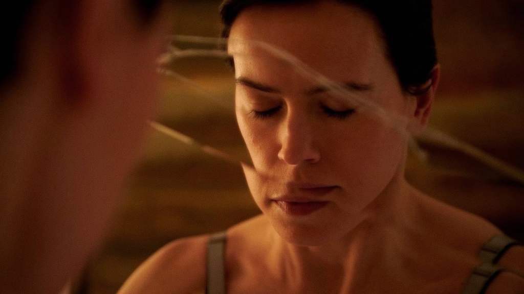 Daisy Ridley in der Rolle Anette im Film Magpie mit geschlossenen Augen frotnal vor einem zersplitterten Spiegel stehend