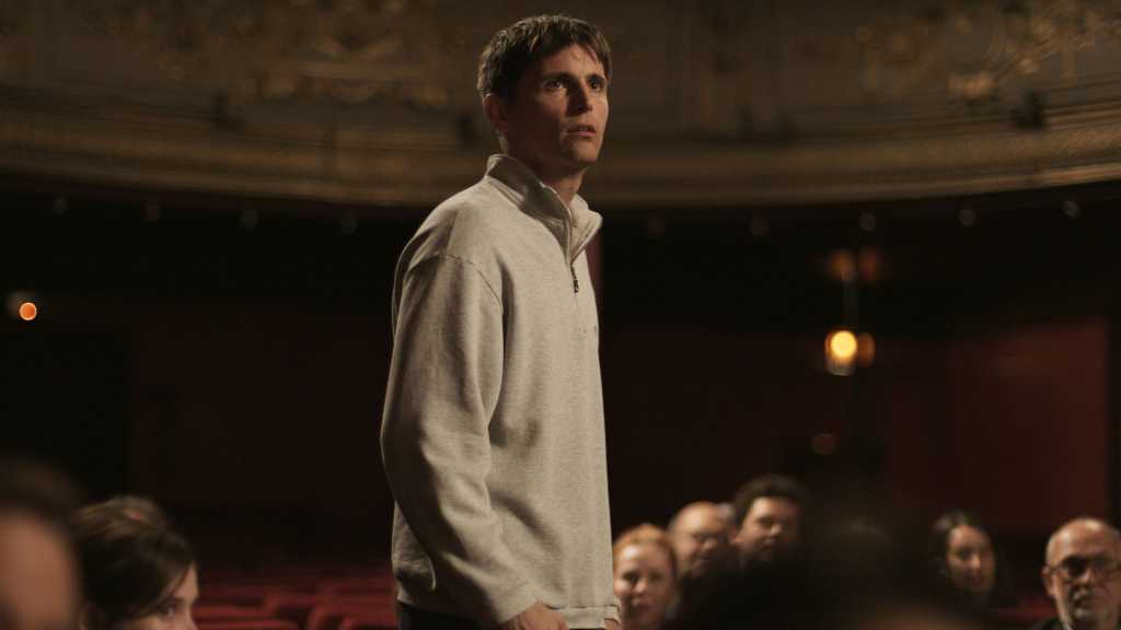 „Yannick“ (2023) – Filmkritik: Quentin Dupieux’ clevere Gesellschaftssatire über Kunst, Elitismus und die Macht des&nbsp;Zuhörens